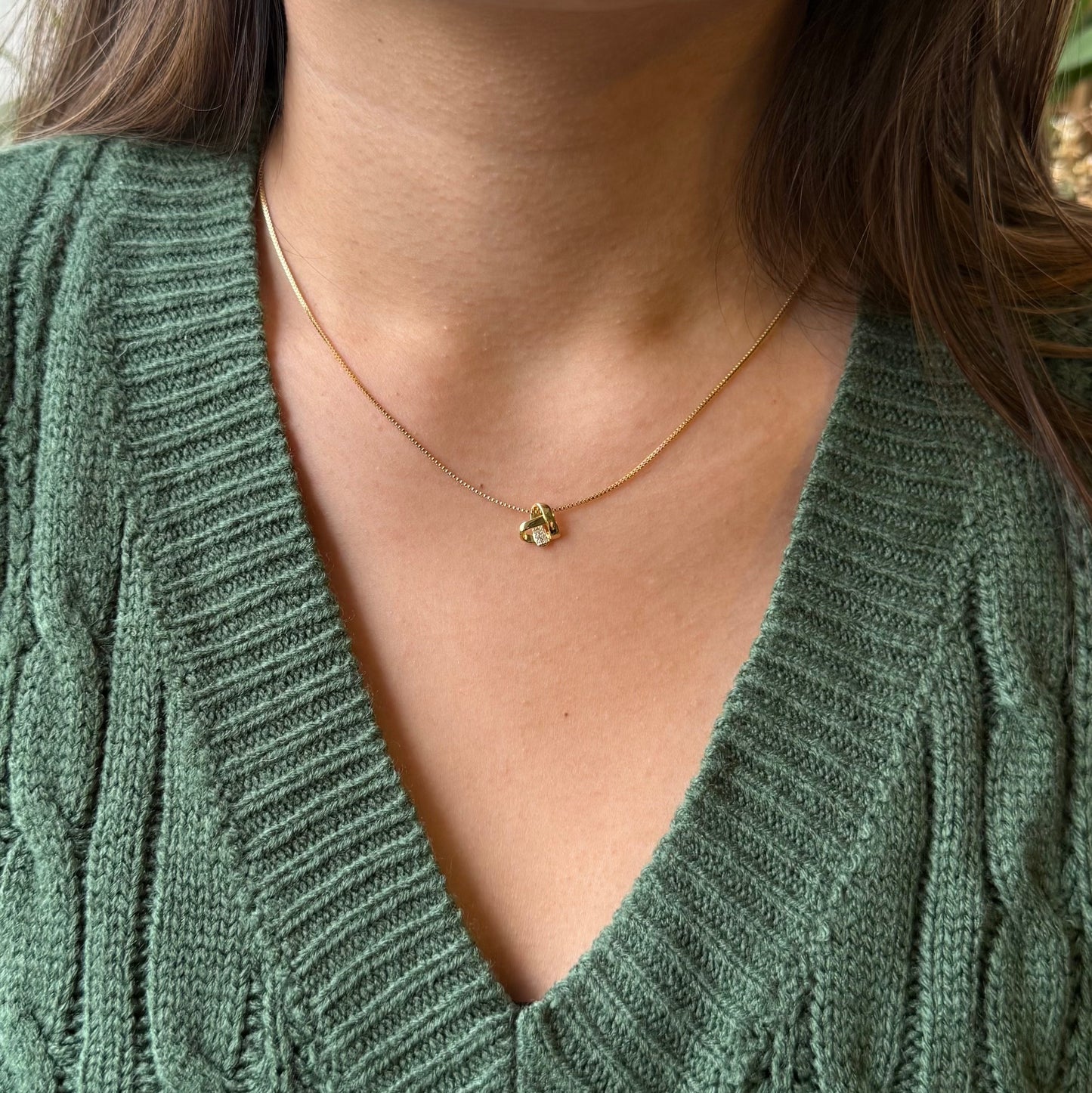 Colar Coração de Nó Dourado com Zircônia