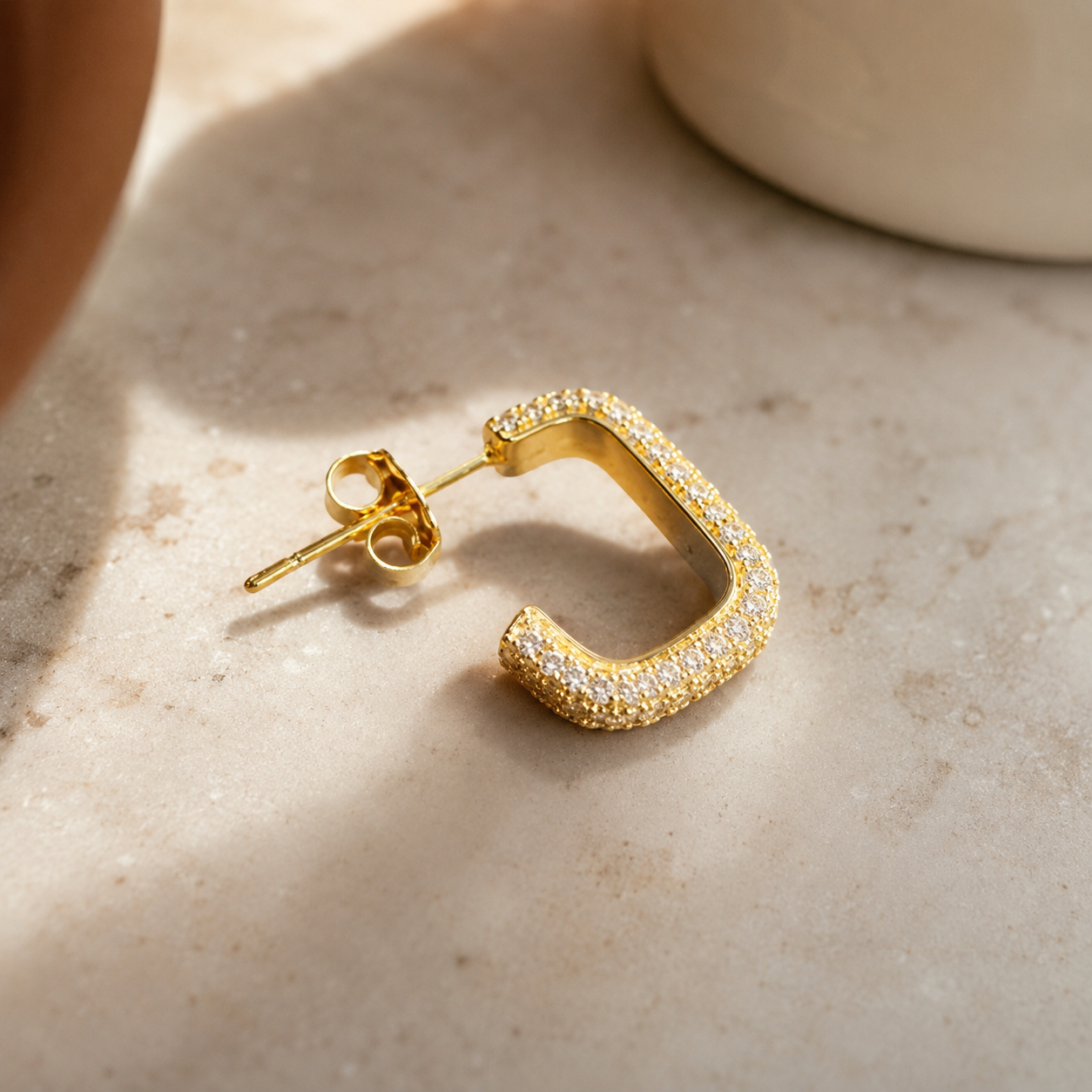 Brinco Argola Cravejado em Zircônias Banhado a Ouro