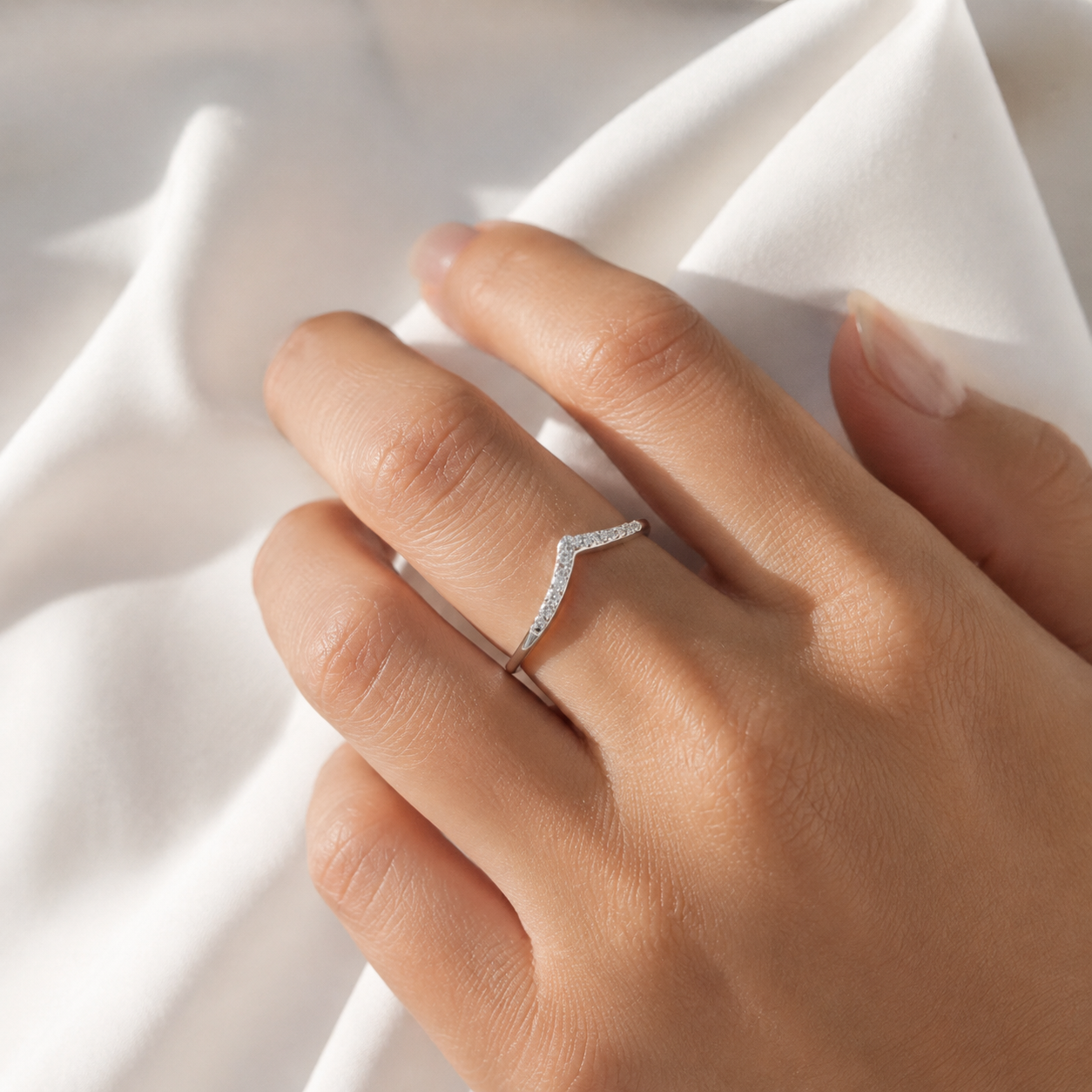 Anel Vitorino Design Chevron Cravejado Minimalista