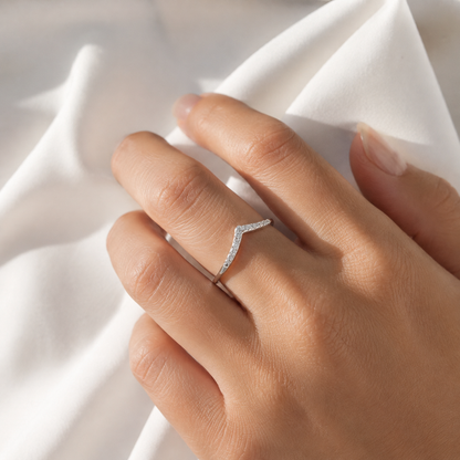 Anel Vitorino Design Chevron Cravejado Minimalista