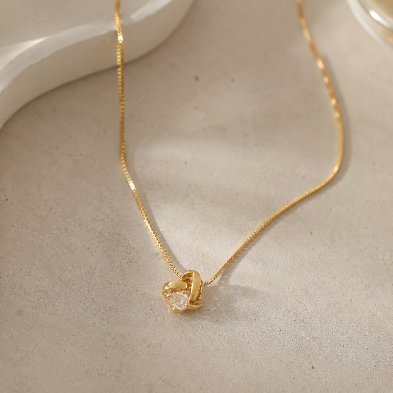 Colar Coração de Nó Dourado com Zircônia