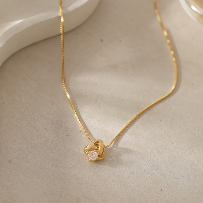 Colar Coração de Nó Dourado com Zircônia
