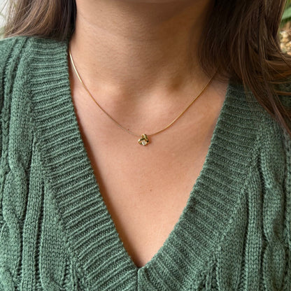 Colar Coração de Nó Dourado com Zircônia