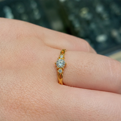 Anel Solitário Elegance™ | Semi Joia Banhada a Ouro com Zircônias